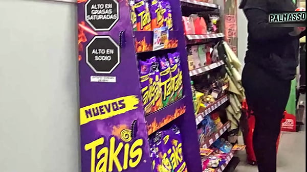 Estaba esperando a mi novio en la bodega y un desconocido me convenció para grabar un video. —¡Espero que mi novio no se entere de que tengo la corrida de otra persona en mi coño, pues el condón se rompió!